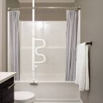 Badewannen-Deckenstange mit Griff