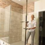 Mister-X mit zwei horizontalen Griffen im Bad