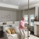 Mister-X mit zwei horizontalen Griffen am Sofa